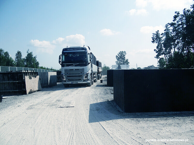 Transport szamb betonowych  w Białym Borze